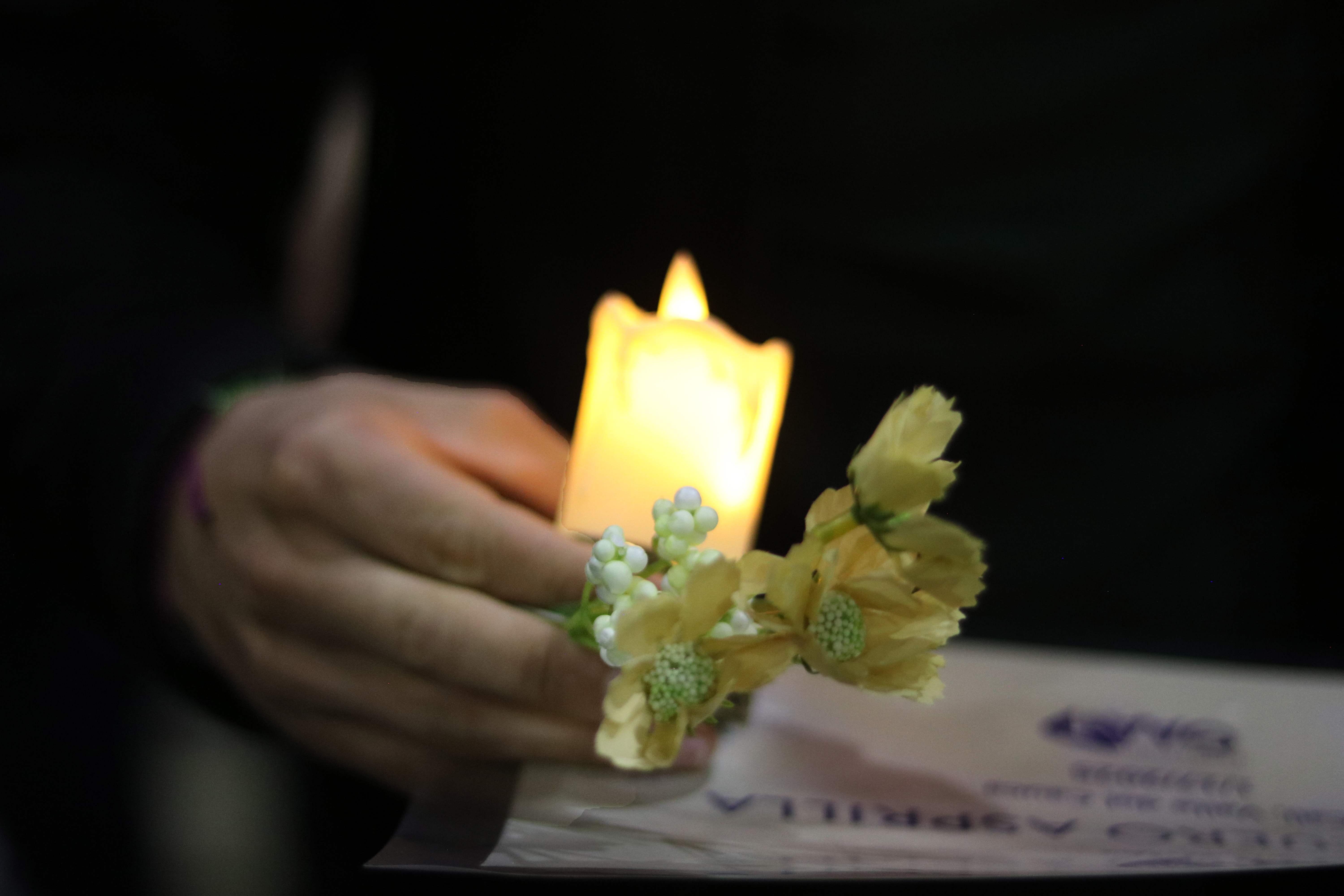 Vela y flores en acción conmemorativa